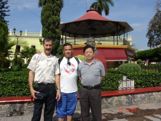 El Gran Maestro Qian, Maestro Francisco Valles y José Remis en el Zócalo de la ciudad de Cuautla, Morelos.