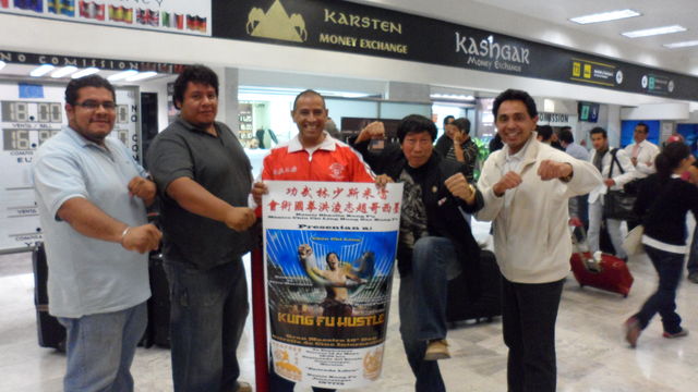 Los hermanos Angel y Alfredo Espinal posan junto a José Remis, Maestro Ismael Lara y el Gran Maestro Dr. Chiu Chi Ling en su llegada a México.
