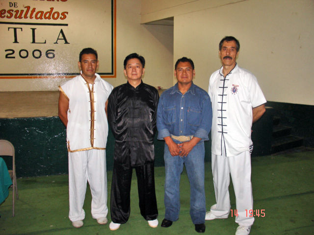 De derecha a izquierda, El Gran Maestro Francisco Valles, El Gran Maestro Abraham Gandhi, El Gran Maestro Qian Yuanze y José Remis en el Auditorio Emiliano Zapata de Cuautla.